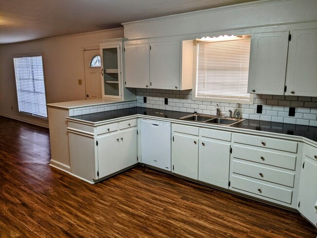 Building Photo - Charming Home Available Now!