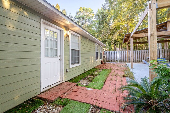 Building Photo - Adorable Home with fenced in backyard!