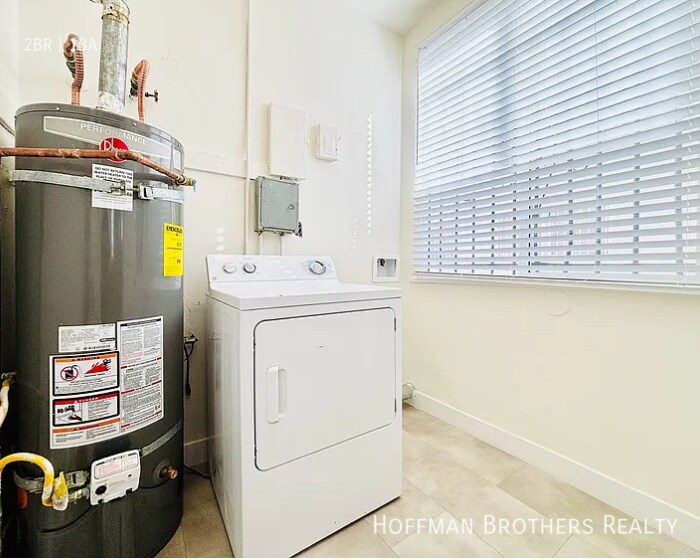 Building Photo - 330 1/2 N Genesee Ave