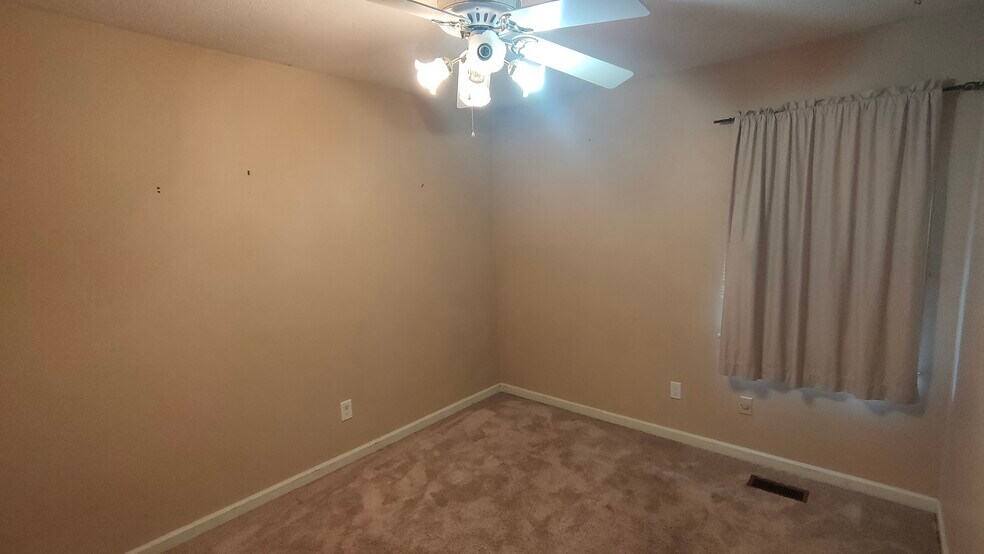Building Photo - 203 Heidinger Dr