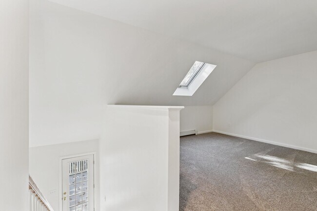 Building Photo - 7 Dunnhill Dr