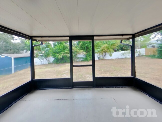 Building Photo - 1203 Seffner Valrico Rd