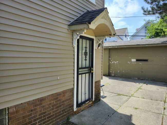 Building Photo - 1870 Haldane Rd