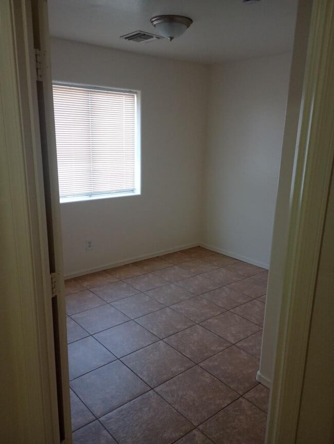 Building Photo - N Montezuma Dr