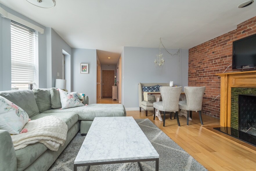 Building Photo - 103 Gainsborough St