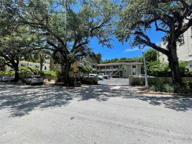 Building Photo - 125 Edgewater Dr