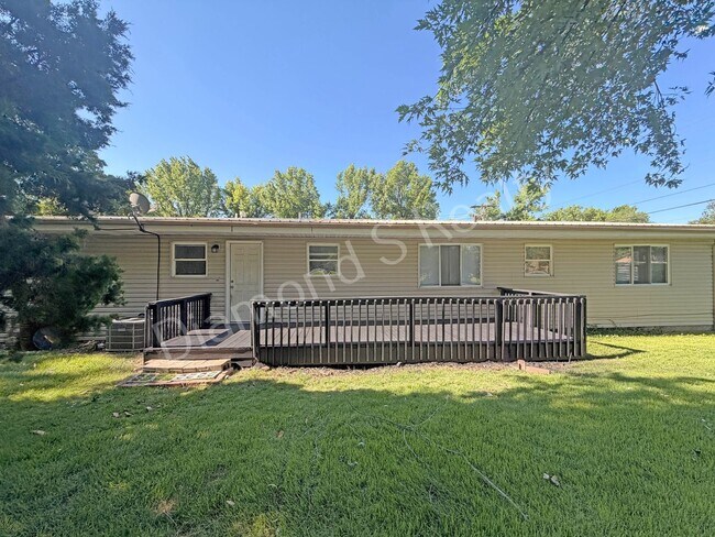 Building Photo - MOVE IN SPECIAL!  Spacious 3 Bed, 2 Bath Home with Large Yard Available!