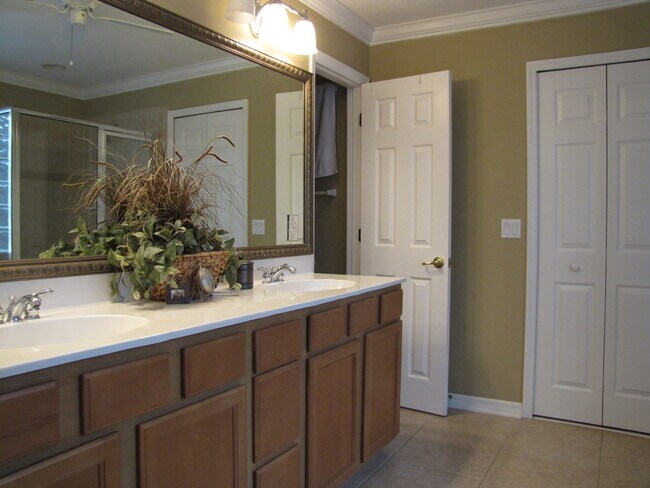 Building Photo - Stunning Windermere Home in Gated Communit...