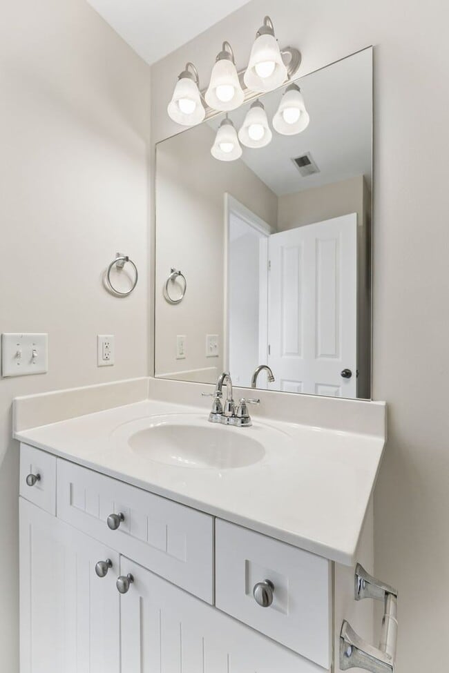 Building Photo - Beautifully maintained 3-bedroom, 2-bath townhome in Nashville’s highly desirable Lennox Village
