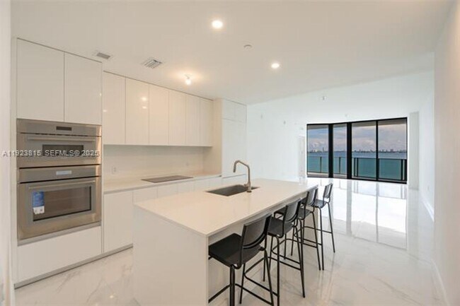 Building Photo - 700 NE 24th St