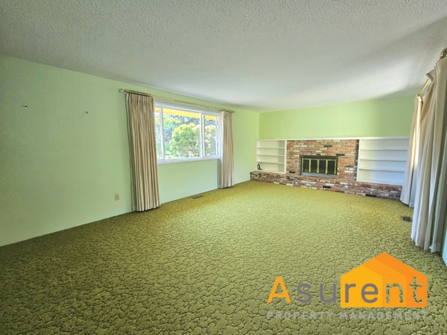 Building Photo - Two Bedroom- Two Full Bathroom Home in des...