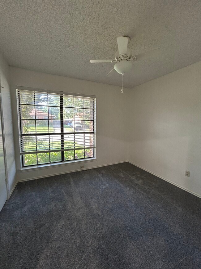 Building Photo - 2320 Aquaduct Dr