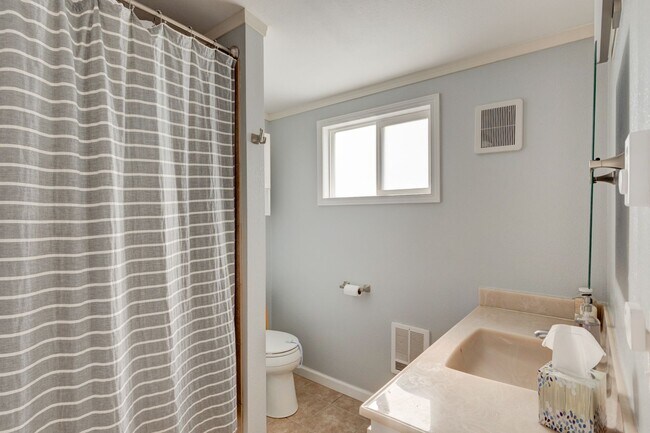 Building Photo - 3 Bedroom 2 Bath Home with a Wonderful View