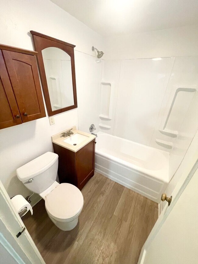 Building Photo - Super Cute 1bd/1b- Downtown - Pet Friendly! Available NOW!