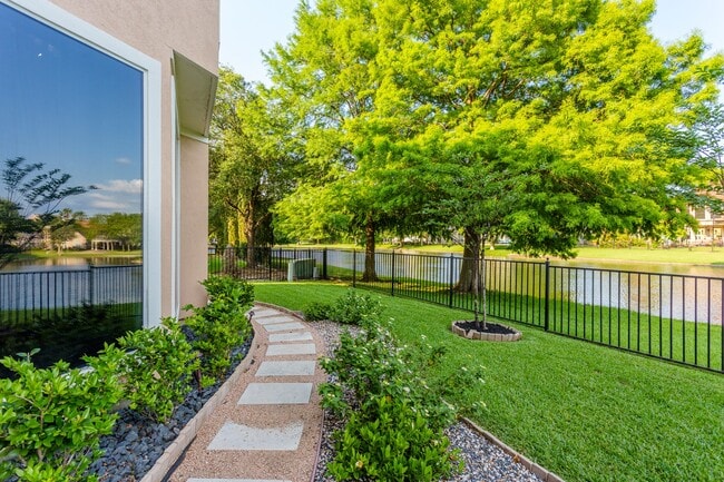 Building Photo - 14 Lake Mist Ct