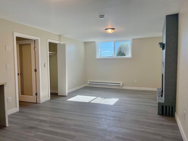 Building Photo - 2 Bedroom 2 Bathroom Ballard Duplex!