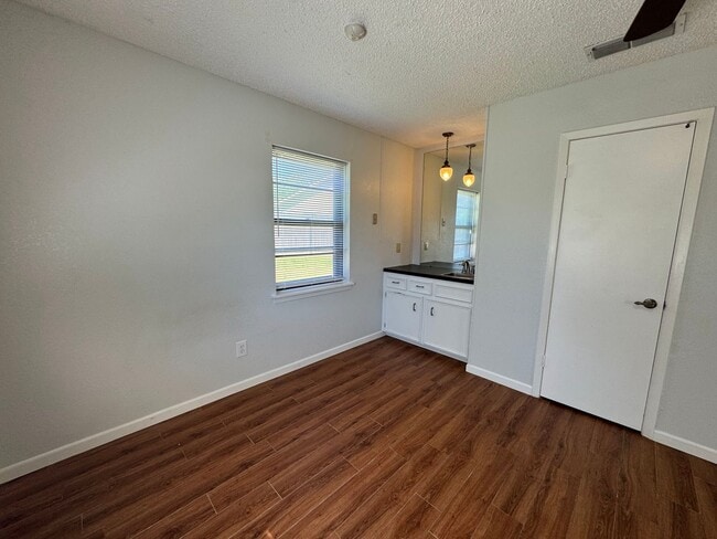 Building Photo - 807 Bass Cir