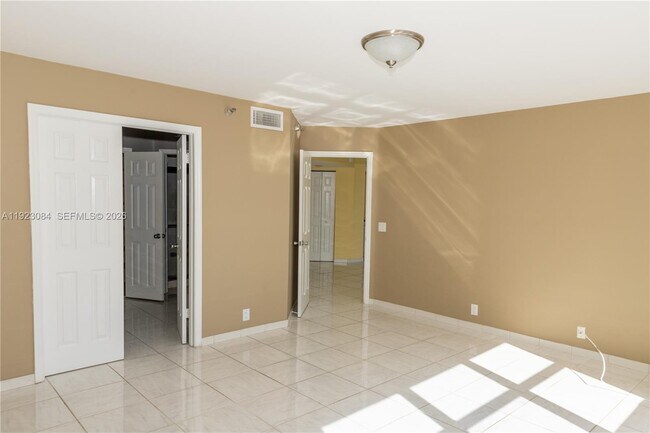 Building Photo - 3500 Mystic Pointe Dr