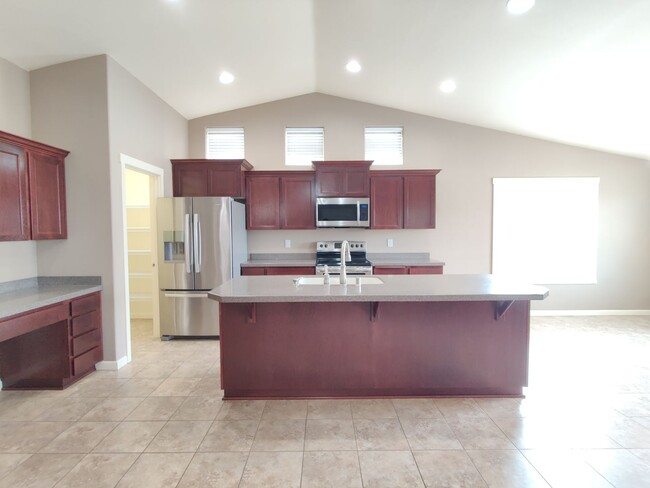 Building Photo - Great West Richland Location
