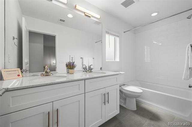 Building Photo - 1302 Akron St