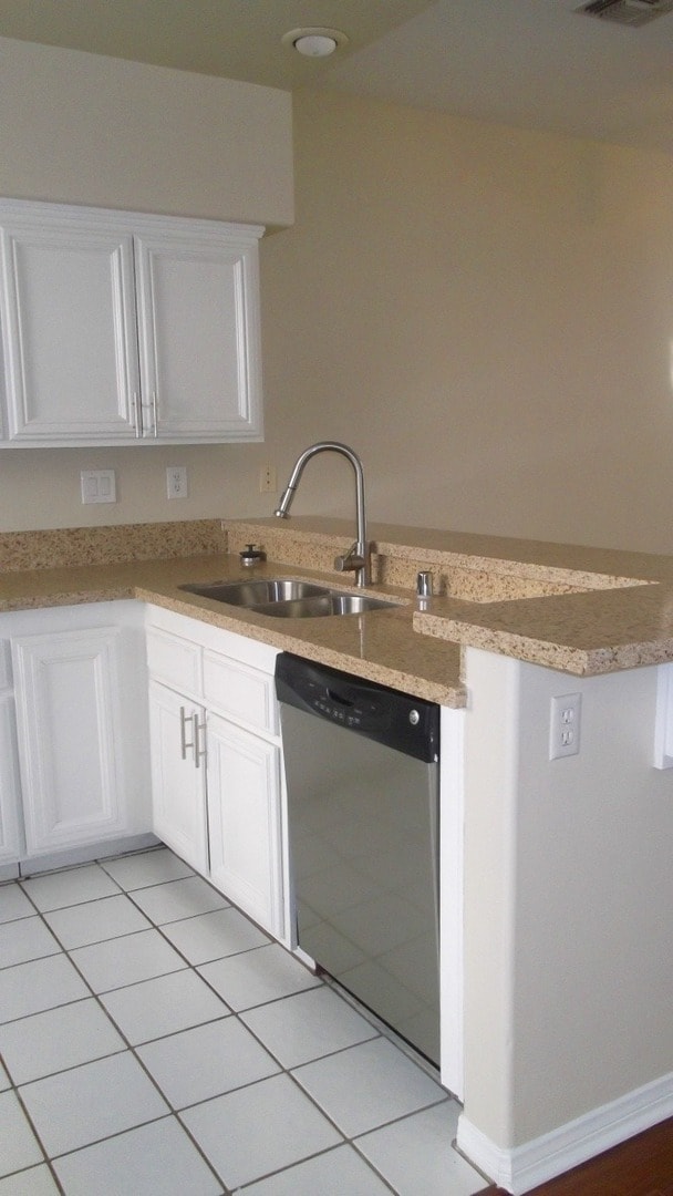Building Photo - Stunning Updated & Spacious 3-Level Townho...