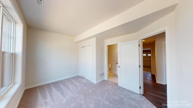 Building Photo - 2704 S Spurway Dr