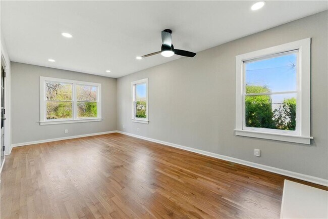 Building Photo - 10 Cochran Rd SE