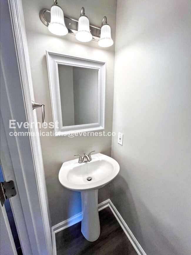 Building Photo - 2315 Oak Ct