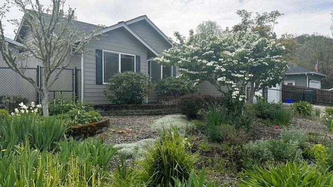 Building Photo - Great 3 Bedroom 2 Bath House!