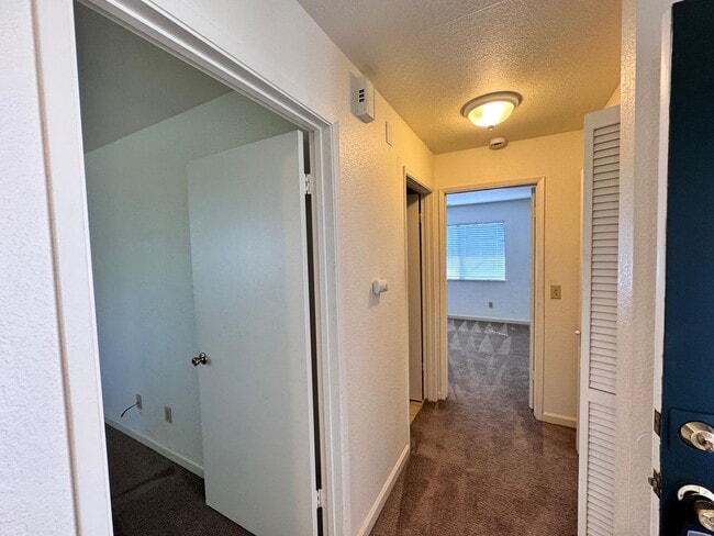Building Photo - Cozy upstairs Condo in Auburn