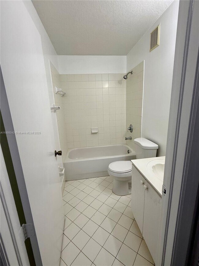 Building Photo - 980 NE 33rd Terrace