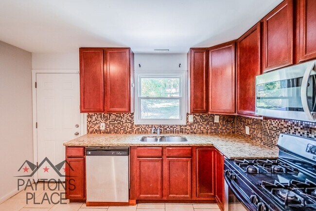 Building Photo - Spacious Single Family home with Huge Backyard and Parking