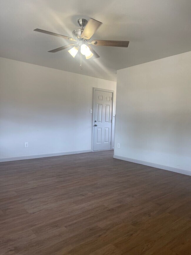 Building Photo - Pre-leasing for Fall! Adorable Remodeled House in Prime Location!
