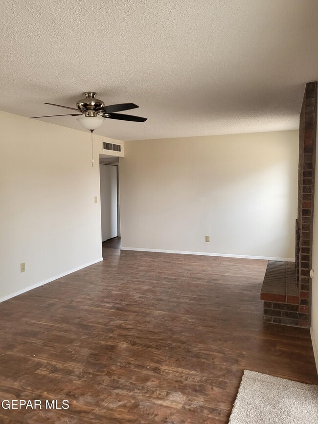Building Photo - 3453 Hollyglen St