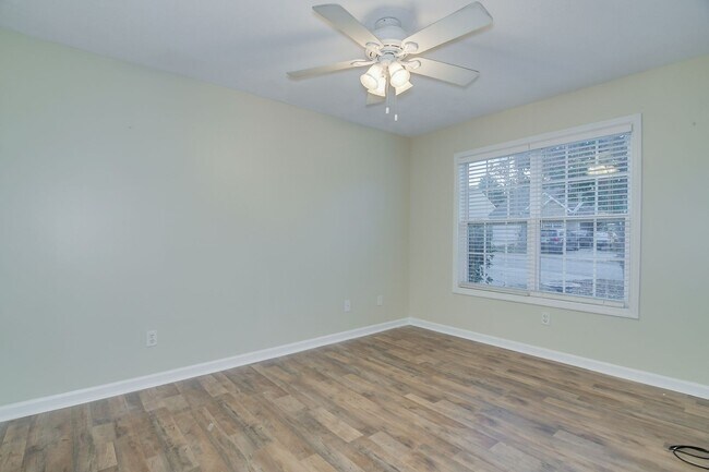 Building Photo - Townhouse w/ 1 Car Garage