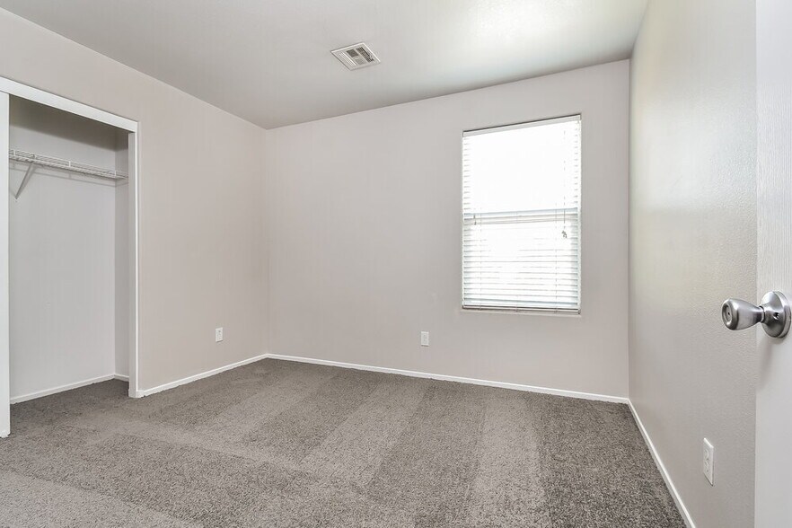 Building Photo - 7921 Point Oaks Ct