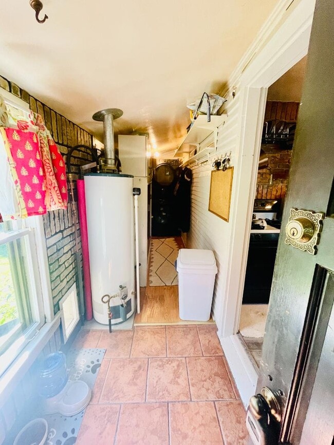 Building Photo - 223 Hemlock Dr