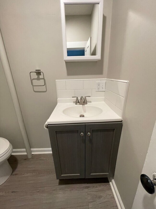 Building Photo - Three Bedroom House