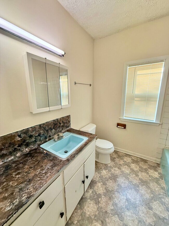 Building Photo - 913 F St