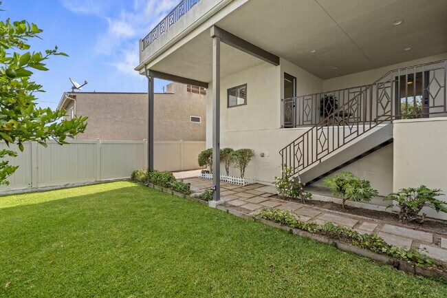 Building Photo - Stunning, Modern and Immaculate 3/BR 2.5/B...