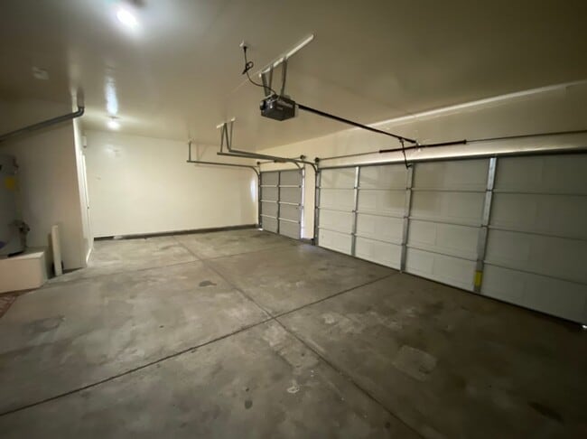 Building Photo - 6 bedroom in Manteca!