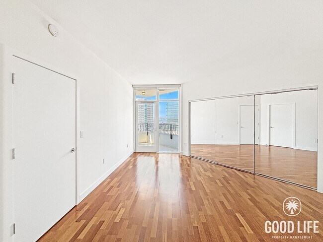 Building Photo - Sophisticated 1BD/2BA Condo in Marina District with City & Bay Views, Office & Resort-Style Ameni...