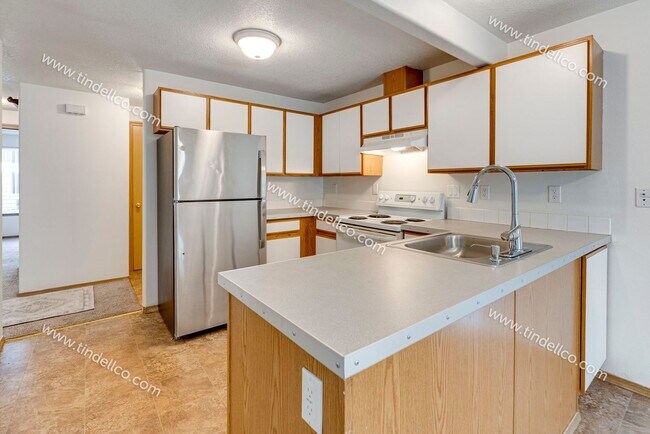 Building Photo - Spacious Pet-Friendly Ground Level Unit w/ Parking Included!