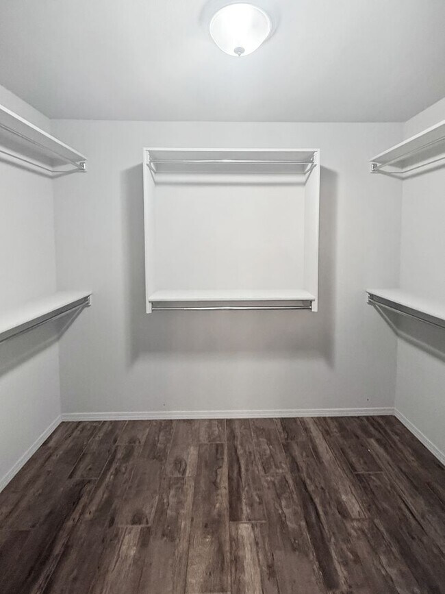 Building Photo - Modern 3-Bedroom Home in Gated Seven Oaks South