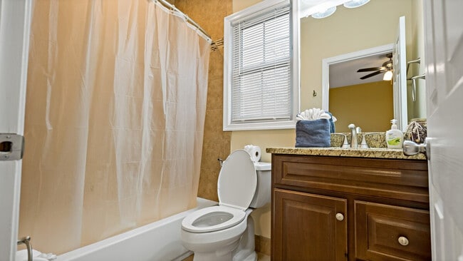 Building Photo - 800 S Washington St