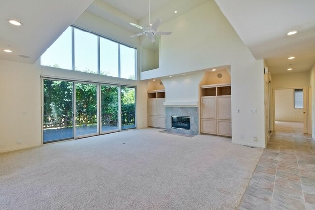 Building Photo - Large 3,767 sqft home on a 10,000 sqft lot- 2 bed located on 1st floor w/ separate entrance - Top...