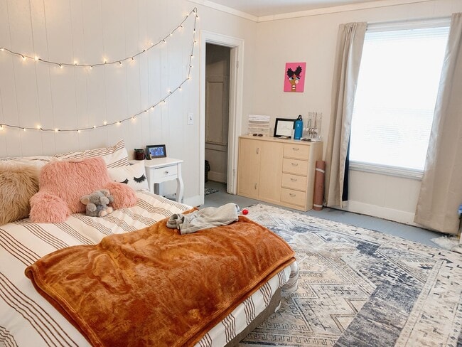 Building Photo - PRELEASING:  A 7+ bedroom/ 2 bath home in York Neighborhood!