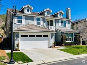 Building Photo - Glencrest Dr.