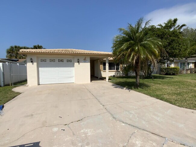 Building Photo - Beautiful 2 bed, 2 updated baths home in the sought-after boating community of Gulf Harbors.