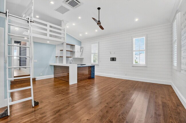 Building Photo - 200 NW 10th St